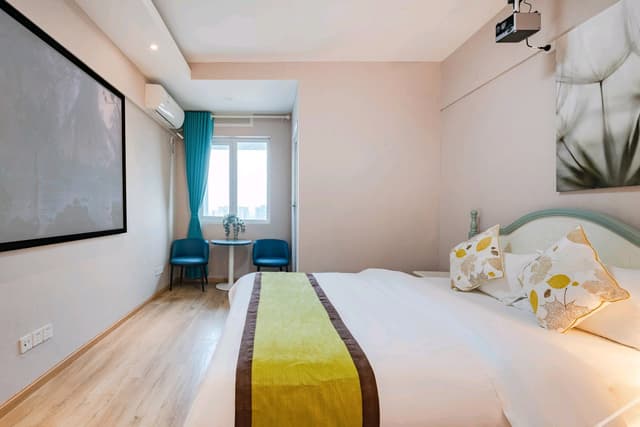 Featured Room (Queen bed)