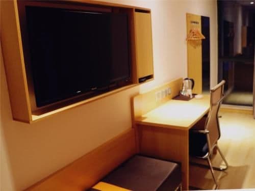 Feature Queen Room