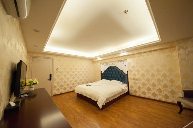 Deluxe Queen Room