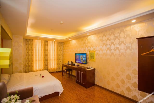 Queen Room With View