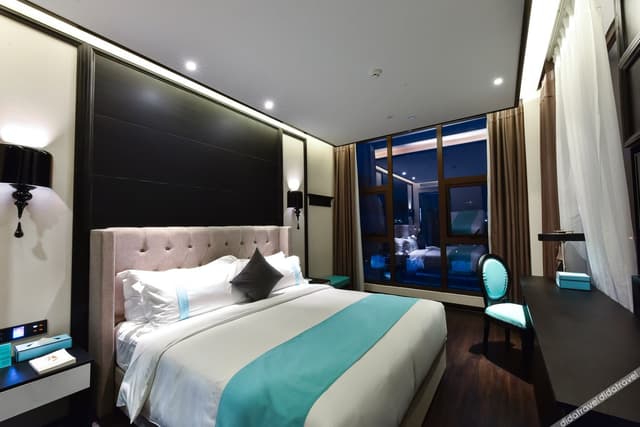 Deluxe Room (Queen Bed)
