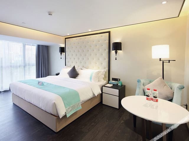 Deluxe Room (Queen bed)