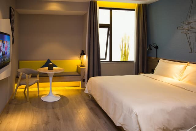 Jingyin Double Bed Room