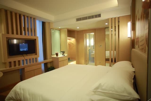 Deluxe Queen Room