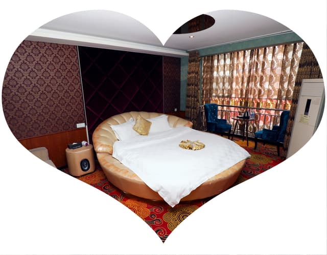 Couples' Round-bed Room
