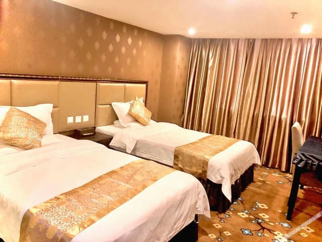 Elegant 2-bed Room