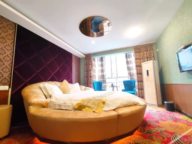 Couples' Round-bed Room