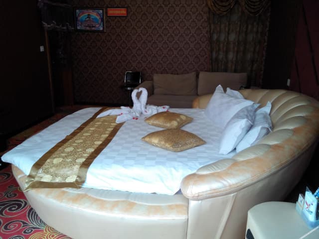 Couples' Round-bed Room