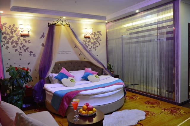 Deluxe Featured Room