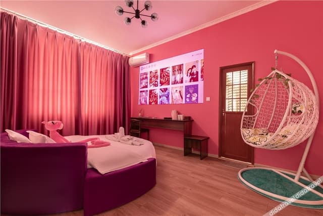 Romantic Featured Room (Roundbed)