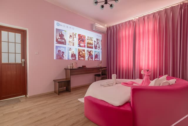 Romantic Featured Room (Roundbed)