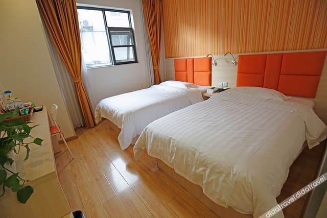Business Room (2 Beds)