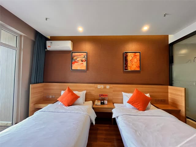 Cozy Twin Room