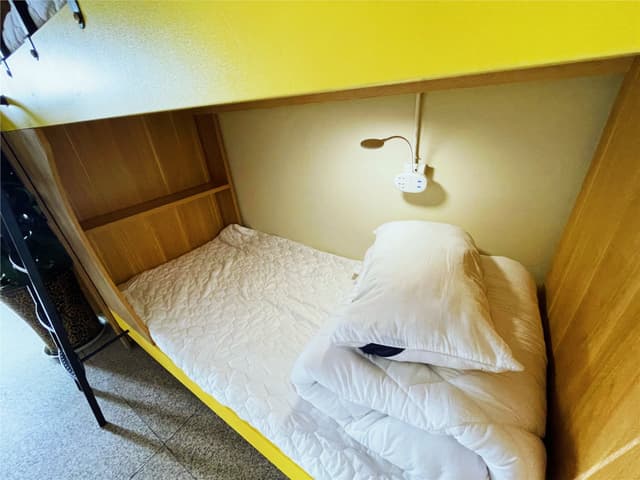 6-person Room (Females only) (Room rate calculated per bed)