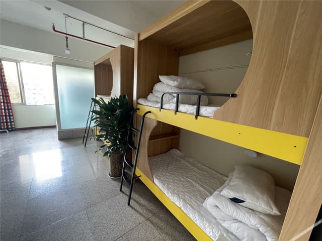 6-person Room (Females only) (Room rate calculated per bed)