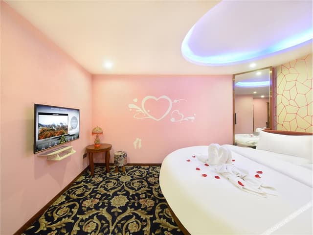 Romantic Round-bed Room