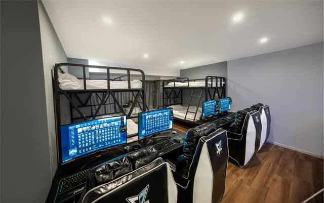 Quadruple Room With E-sports