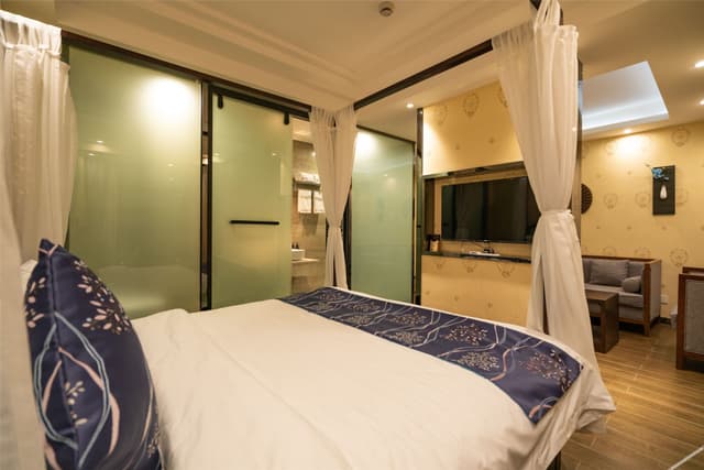 Couples' Theme Room