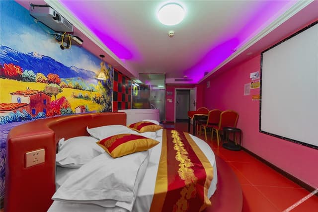Featured Room (Roundbed)