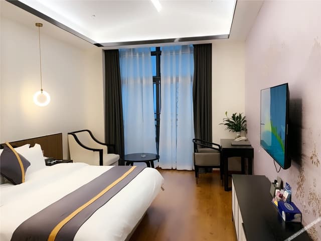 Light Luxury Queen Room