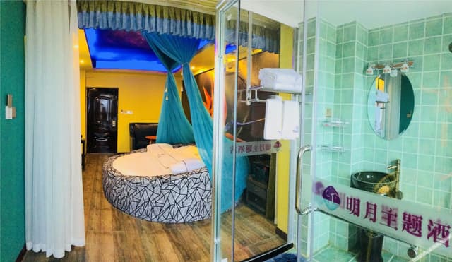 Couples' Round-bed Room