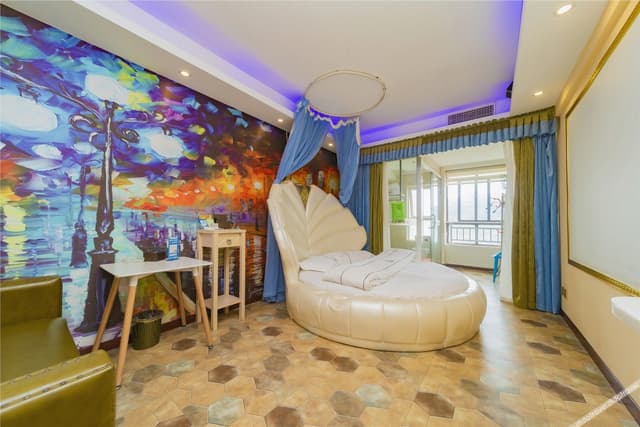 Couples' Round-bed Room