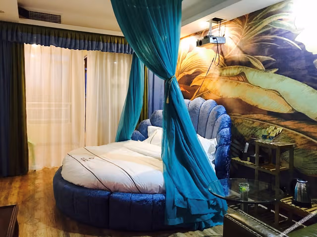 Couples' Round-bed Room