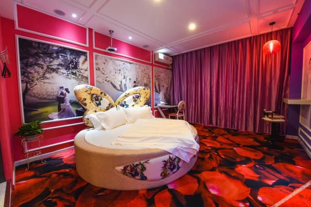 Romantic Couples' Round-bed Room