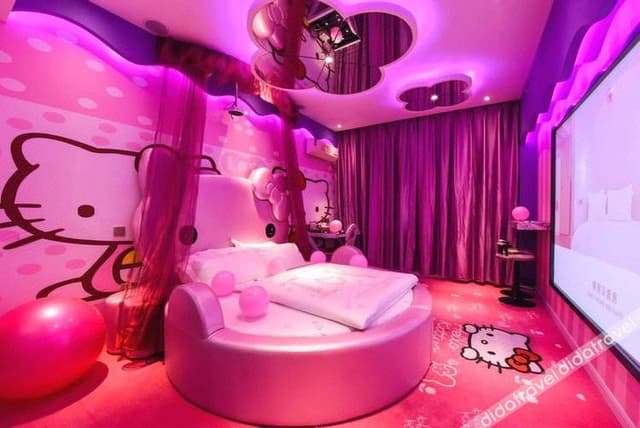 Romantic Couples' Round-bed Room