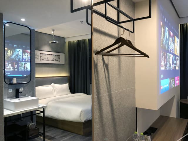 Deluxe Street-view Queen Room