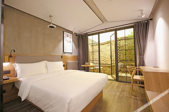 Courtyard Queen Room
