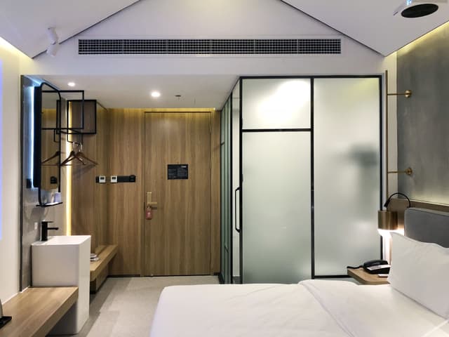 Courtyard Queen Room