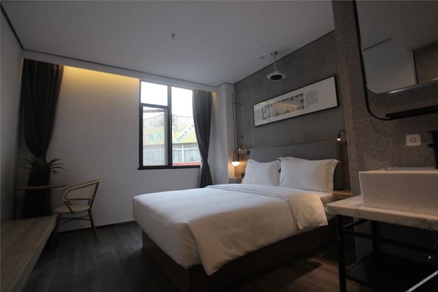 Street-view Queen Room