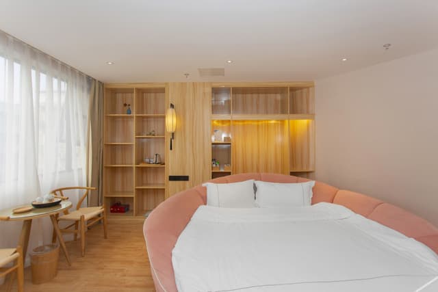 Guestroom - Double Occupancy (Queen bed)