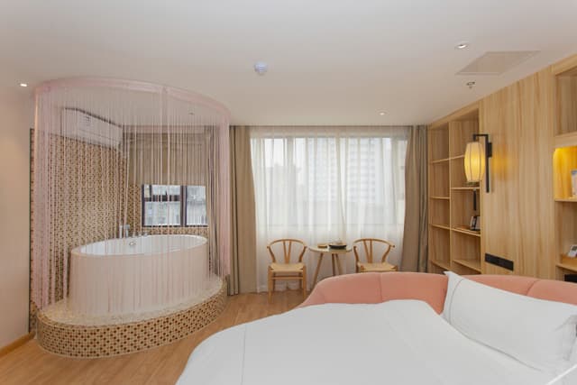 Guestroom - Double Occupancy (Queen bed)
