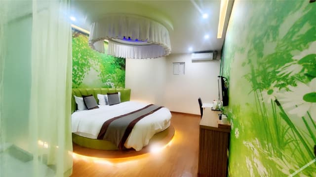 Theme Room (No window)
