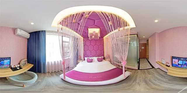 Deluxe Couples' Room