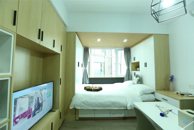 Elegant Room (Queen bed)