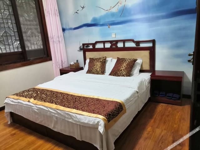 Street-view Queen Room