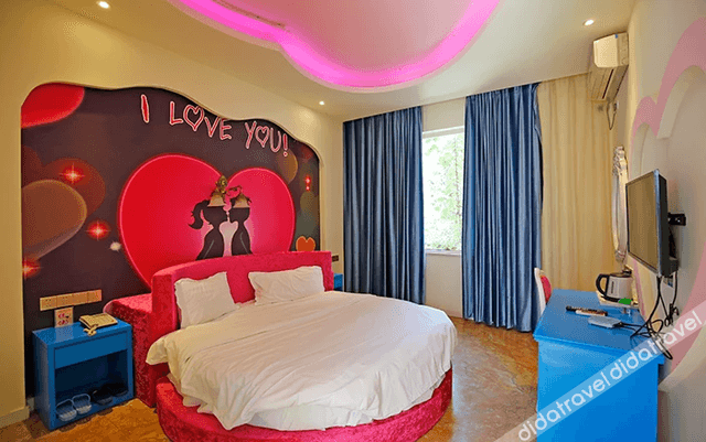 Loves' Round-bed Room