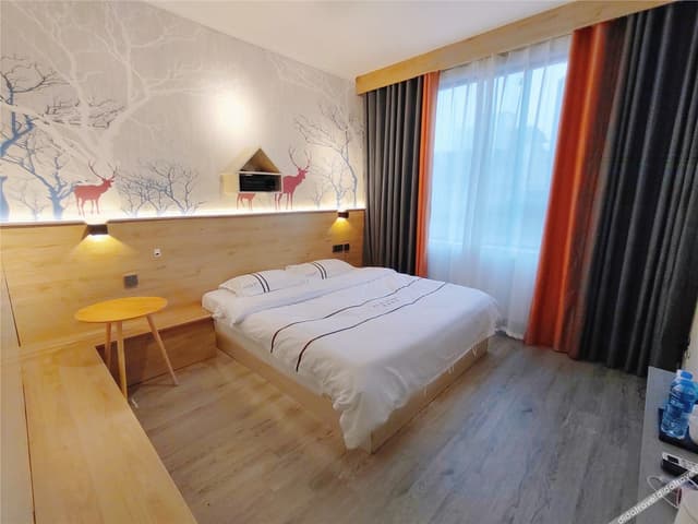 Sunshine Featured Room (Double Bed)