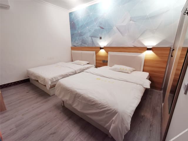 Business Room (2 Beds)