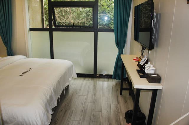 Handpicked Scenic Double Bed Room