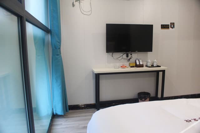 Handpicked Scenic Double Bed Room