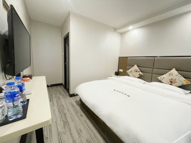 Handpicked Scenic Double Bed Room