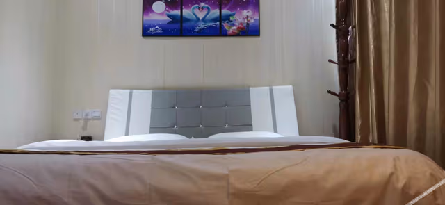 Business Queen Room