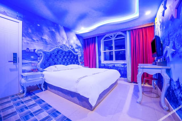 Boutique Theme Room