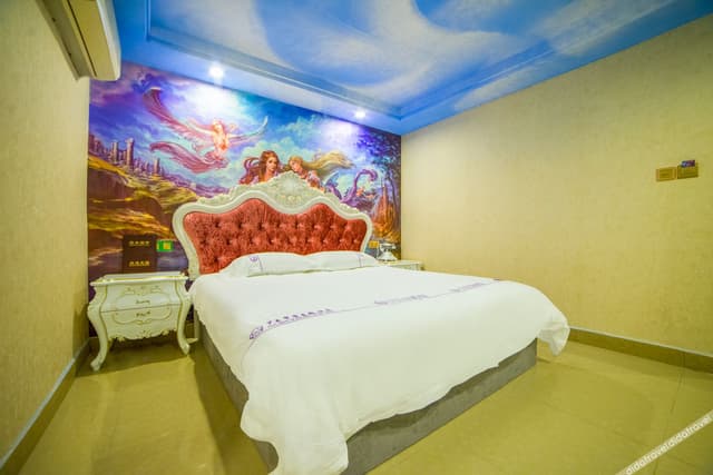 Boutique Theme Room