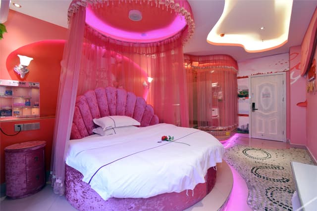 Romantic Round-bed Room