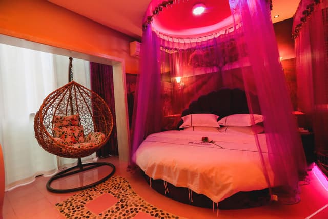 Romantic Round-bed Room